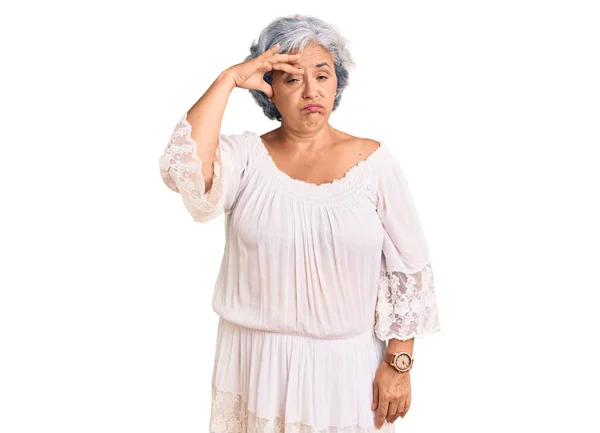 Beyaz Saçlı Bohem Tarzı Giyinen Yaşlı Bir Kadın Alnındaki Bir — Stok fotoğraf