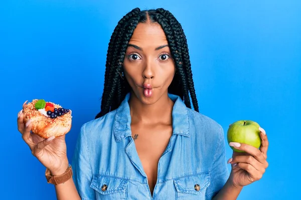 Mooie Spaanse Vrouw Met Gebak Gezonde Groene Appel Maken Vis — Stockfoto