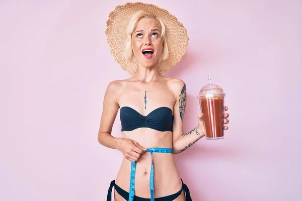 Młoda Blondynka Tatuażem Bikini Miarką Taśmie Pijąca Koktajl Wściekła Wściekła — Zdjęcie stockowe