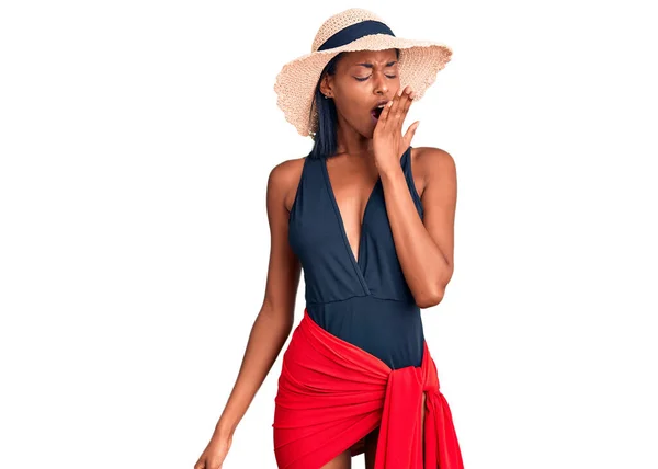 Ung Afrikansk Amerikansk Kvinna Klädd Baddräkt Och Sommarmössa Uttråkad Gäspande — Stockfoto