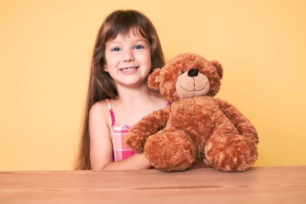 Pequeña Niña Caucásica Con Pelo Largo Sentado Mesa Con Oso —  Fotos de Stock