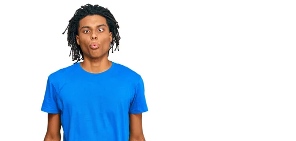 狂気とコミカルなジェスチャーで魚の顔を作るカジュアルな服を着て若いアフリカ系アメリカ人男性 面白い表現 — ストック写真