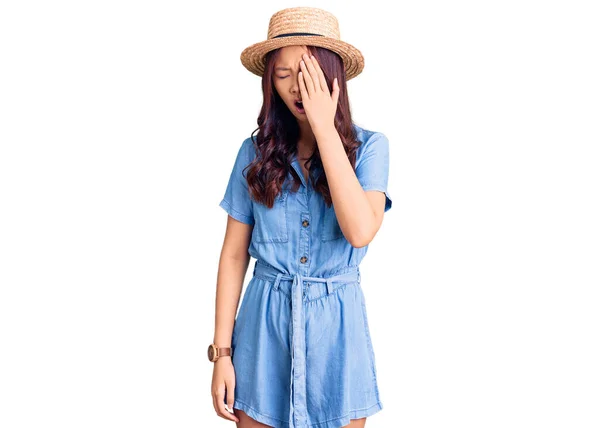 若い美しい中国の女の子は 夏の帽子を手で半分の顔 口を覆う疲れてあくびをしている 痛みで顔が痛い — ストック写真