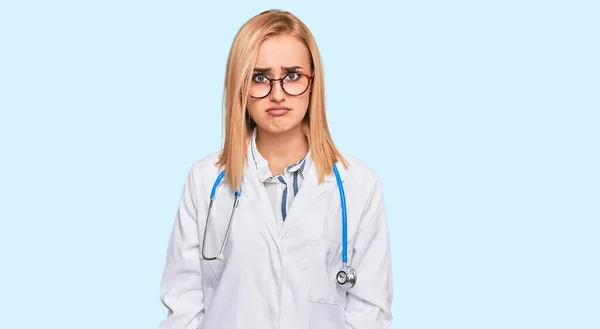 Mulher Branca Bonita Vestindo Uniforme Médico Estetoscópio Deprimido Preocupar Com — Fotografia de Stock