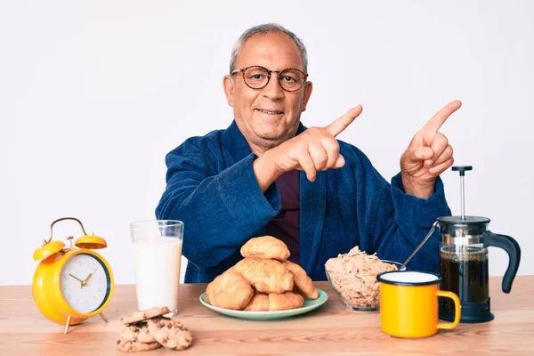 Hombre Guapo Mayor Con Pelo Gris Sentado Mesa Desayunando Por —  Fotos de Stock