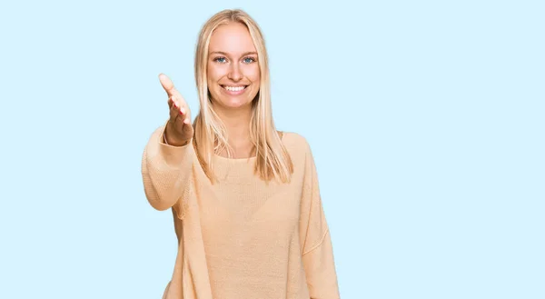 Mladá Blondýnka Sobě Ležérní Oblečení Přátelským Úsměvem Nabízí Potřesení Rukou — Stock fotografie