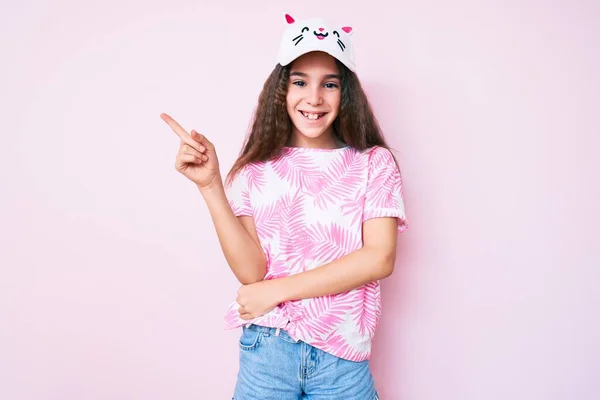 Linda Niña Hispana Vistiendo Ropa Casual Divertida Gorra Gatito Sonriendo —  Fotos de Stock