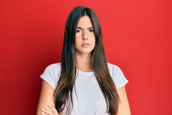 Jeune Femme Brune Portant Shirt Blanc Décontracté Sur Fond Rouge — Photo