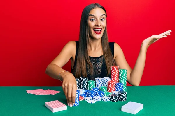 Jonge Spaanse Vrouw Zit Tafel Met Casino Chips Vieren Prestatie — Stockfoto