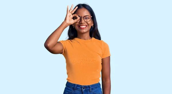 Ung Indian Flicka Bär Casual Kläder Och Glasögon Gör Gest — Stockfoto