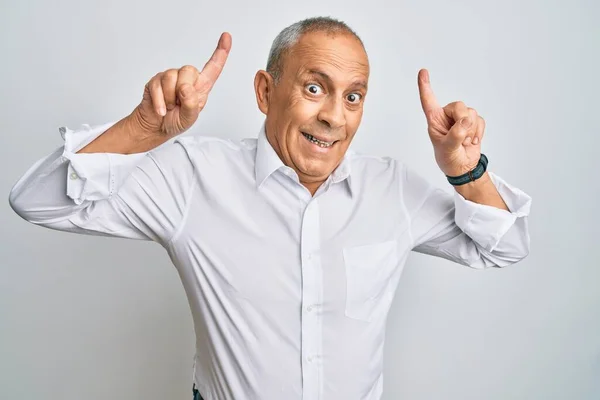 Knappe Senior Man Draagt Casual Wit Shirt Glimlachend Verbaasd Verrast — Stockfoto
