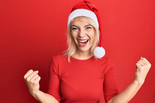 Mladá Blondýnka Nosí Vánoční Klobouk Křičí Hrdě Slaví Vítězství Úspěch — Stock fotografie