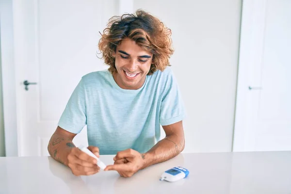 Jonge Latijns Amerikaanse Diabetische Man Lacht Gelukkig Meten Glucoseniveau Thuis — Stockfoto