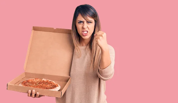 Joven Hermosa Mujer Sosteniendo Caja Cartón Entrega Con Pizza Molesta — Foto de Stock