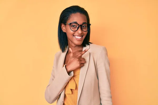 Молода Афроамериканська Жінка Одягнена Діловий Одяг Весела Усмішкою Обличчя Вказує — стокове фото
