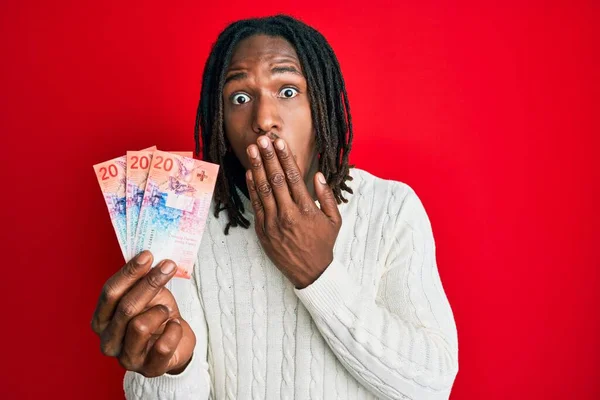 Afro Amerikaanse Man Met Vlechten Met Zwitserse Frank Bankbiljetten Die — Stockfoto