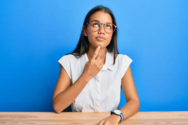 Belle Femme Hispanique Portant Des Vêtements Décontractés Assis Sur Table — Photo