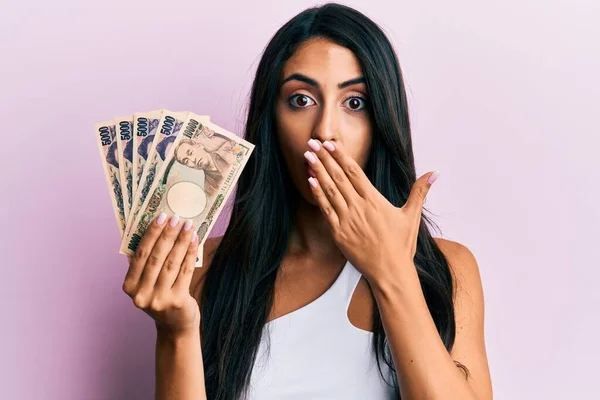 Beautiful Hispanic Woman Holding Japanese Yen Banknotes Covering Mouth Hand — Stock Photo, Image