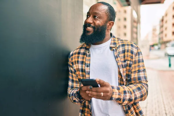 Africký Američan Vousy Pomocí Smartphone Psaní Textování Ulici Veselým Úsměvem — Stock fotografie