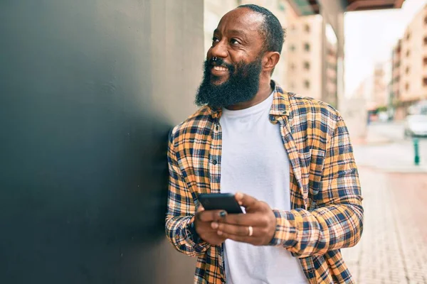 Afroamerikansk Man Med Skägg Med Hjälp Smartphone Skriva Och Sms — Stockfoto