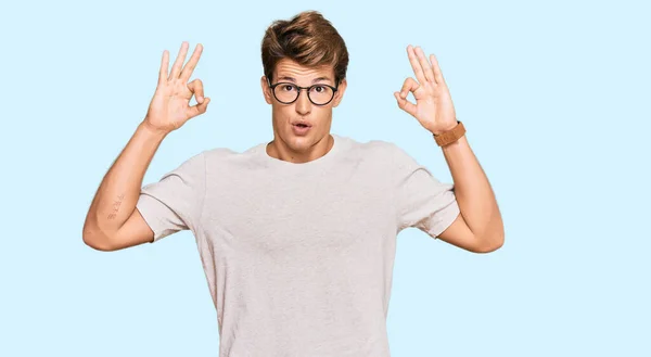 Handsome Caucasian Man Wearing Casual Clothes Glasses Looking Surprised Shocked — Stock Photo, Image