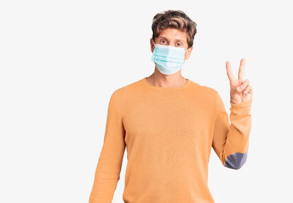 Jonge Knappe Man Met Een Medisch Masker Glimlachend Met Een — Stockfoto