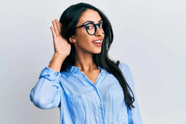 Hermosa Mujer Hispana Vestida Con Ropa Negocios Gafas Sonriendo Con — Foto de Stock