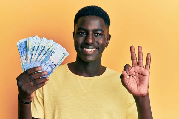 Νεαρός Αφροαμερικάνος Που Κρατά Χαρτονομίσματα Της Νότιας Αφρικής Κάνει Εντάξει — Φωτογραφία Αρχείου