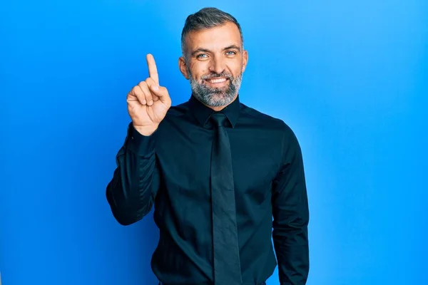Ein Gutaussehender Mann Mittleren Alters Trägt Business Hemd Und Krawatte — Stockfoto