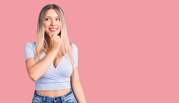 Ung Vacker Blond Kvinna Bär Casual Kläder Med Hand Haka — Stockfoto