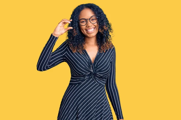 Młoda Afroamerykanka Ubrana Luźne Ubrania Okulary Uśmiechnięta Pewna Siebie Gestykulująca — Zdjęcie stockowe