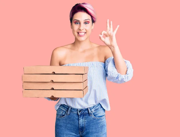 Mladá Krásná Žena Růžovými Vlasy Drží Dodávku Pizza Box Dělá — Stock fotografie