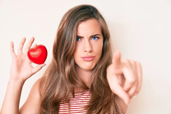 Hermosa Mujer Caucásica Joven Sosteniendo Corazón Señalando Con Dedo Cámara —  Fotos de Stock