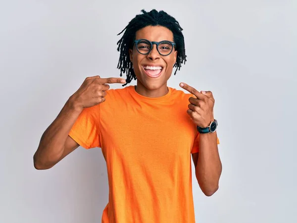 Jovem Afro Americano Vestindo Roupas Casuais Óculos Sorrindo Alegre Mostrando — Fotografia de Stock