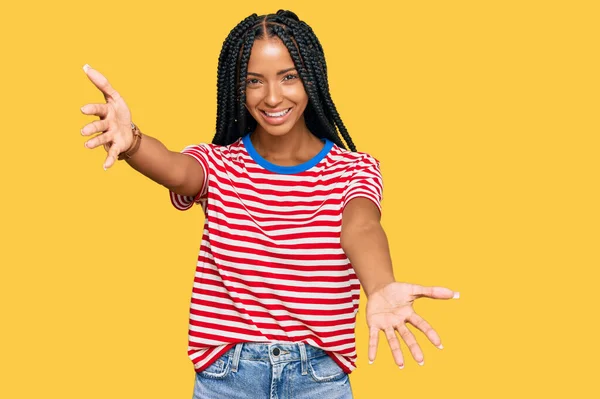 Mulher Hispânica Bonita Vestindo Roupas Casuais Olhando Para Câmera Sorrindo — Fotografia de Stock