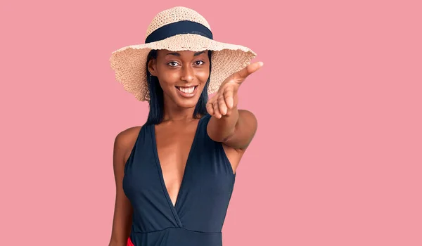 Ung Afrikansk Amerikansk Kvinna Bär Baddräkt Och Sommar Hatt Leende — Stockfoto