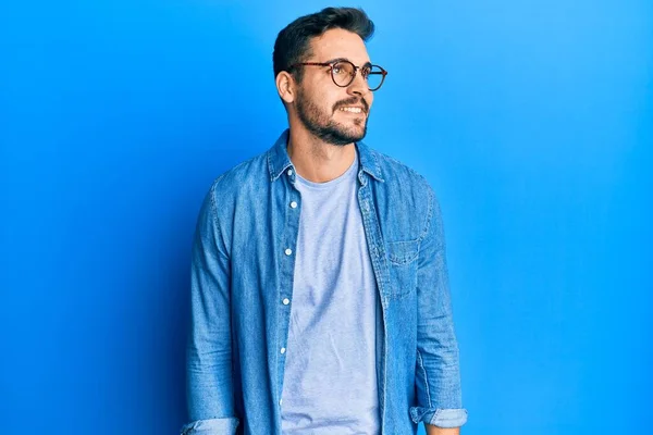 Mladý Hispánec Nosí Ležérní Oblečení Brýle Dívá Stranu Relaxační Profil — Stock fotografie