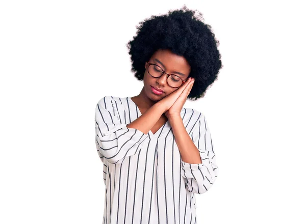 Jeune Femme Afro Américaine Portant Des Vêtements Décontractés Des Lunettes — Photo