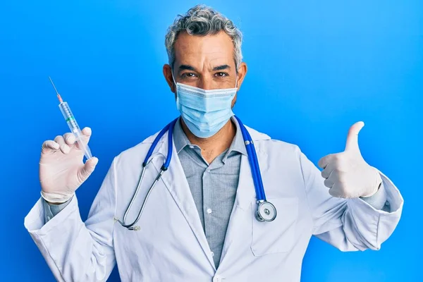 Hombre Pelo Gris Mediana Edad Vistiendo Uniforme Médico Máscara Médica — Foto de Stock