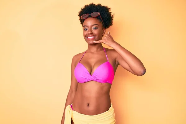 Bikini Giyen Bikinili Parmaklarıyla Telefonla Konuşan Afro Amerikan Bir Kadın — Stok fotoğraf