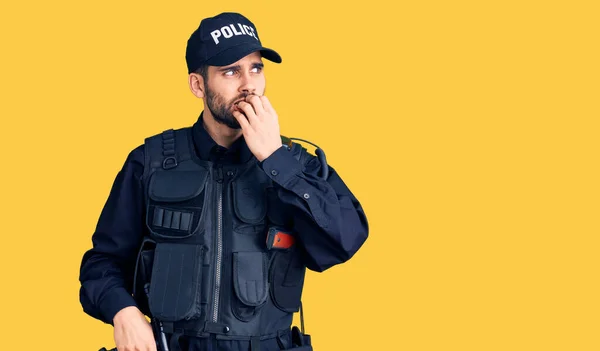 Homem Bonito Jovem Com Barba Vestindo Uniforme Policial Olhando Estressado — Fotografia de Stock