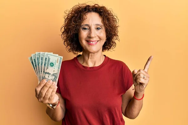 Hermosa Mujer Madura Mediana Edad Sosteniendo Billetes Dólares Sonriendo Feliz —  Fotos de Stock