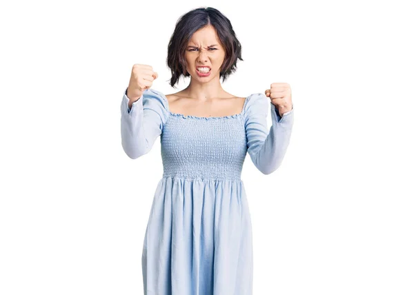 Kızgın Kızgın Giyinmiş Genç Bir Kız Öfkeyle Bağırırken Kızgın Öfkeli — Stok fotoğraf
