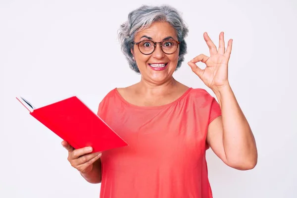 Ältere Hispanische Frau Mit Brille Hält Buch Mit Fingern Der — Stockfoto