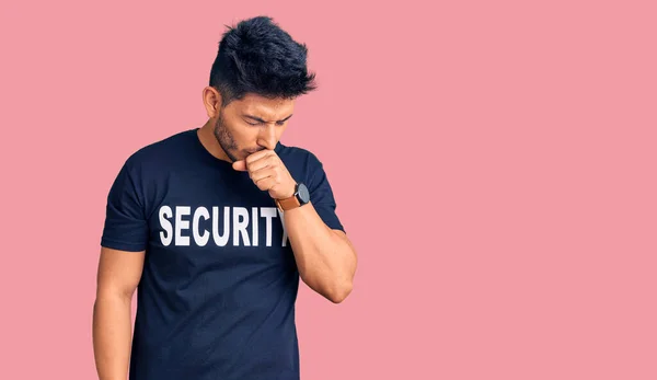 Όμορφος Λατίνος Αμερικανός Νεαρός Άνδρας Που Φοράει Μπλουζάκι Ασφαλείας Που — Φωτογραφία Αρχείου