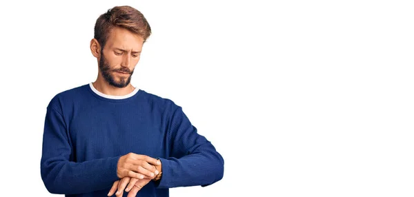 Tampan Pria Pirang Dengan Jenggot Mengenakan Sweater Santai Memeriksa Waktu — Stok Foto