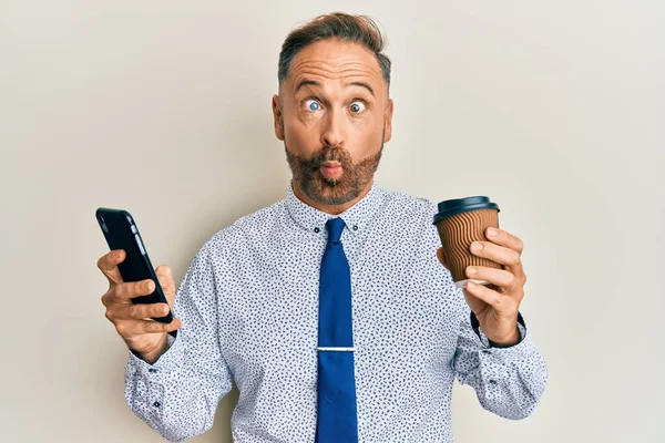 Yakışıklı Orta Yaşlı Adamı Akıllı Telefon Kullanıyor Bir Fincan Kahve — Stok fotoğraf