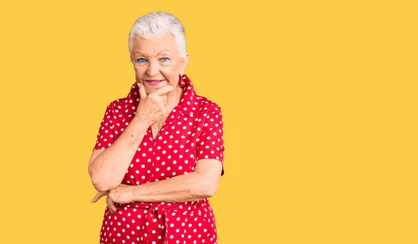 Senior Hermosa Mujer Con Los Ojos Azules Pelo Gris Con —  Fotos de Stock