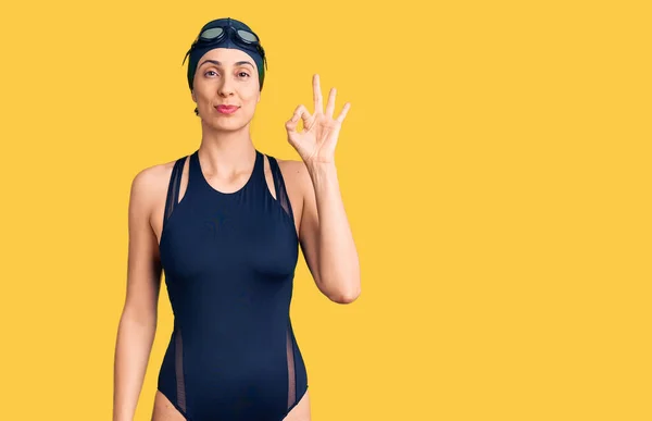 Jonge Mooie Latijns Amerikaanse Vrouw Draagt Zwemkleding Een Zwembril Glimlacht — Stockfoto