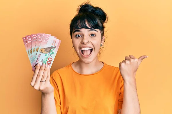 Genç Spanyol Kız Elinde 100 Yeni Zelanda Doları Banknotuyla Başparmağını — Stok fotoğraf